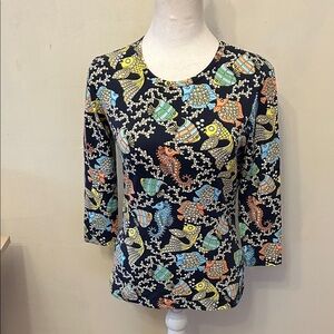 J McLaughlin navy blue fish patterned blouse Size XS EUC